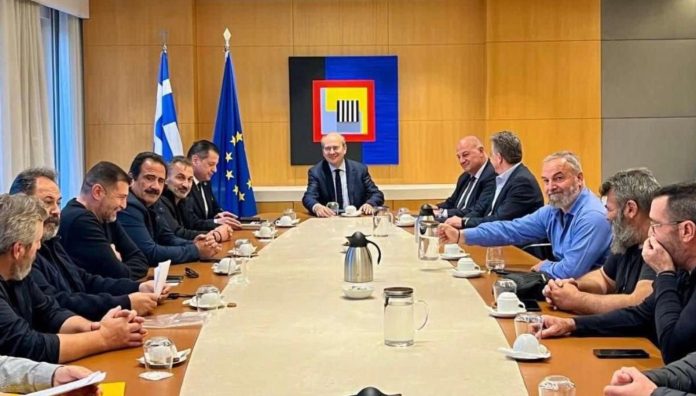 Σε εξέλιξη συνάντηση Χατζηδάκη – Τσιάρα με αγρότες από την Κρήτη