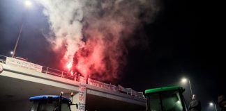 Μπλόκα: Ημέρα αποφάσεων για τους αγρότες με ανοιχτή την πόρτα το Μαξίμου και… μπάλες σανό