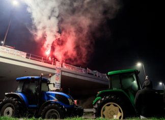 Μπλόκα: Ημέρα αποφάσεων για τους αγρότες με ανοιχτή την πόρτα το Μαξίμου και… μπάλες σανό