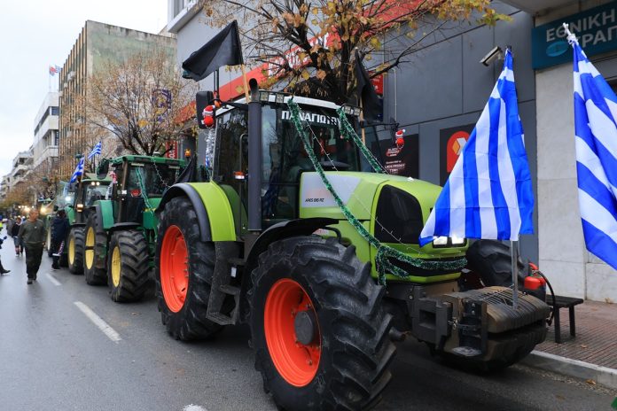 Αγρότες απέκλεισαν το γραφείο του Τσιάρα στην Καρδίτσα