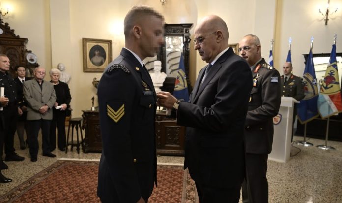 ΕΛΛΗΝΙΚΗ ΛΥΣΗ: Μπέρδεψαν και τα μετάλλια που έδωσαν στα στελέχη της αποστολής θανάτου στη Λιβύη!