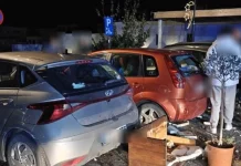 Χαμός στη Λίνδο από οδηγό που έχασε τον έλεγχο σε κατηφόρα και έπεσε σε αυτοκίνητα, δείτε βίντεο