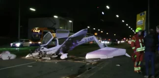 Γερμανία: Αναγκαστική προσγείωση μικρού αεροπλάνου – Πέρασε “ξυστά” από σταθμευμένα ΙΧ-(VIDEO)