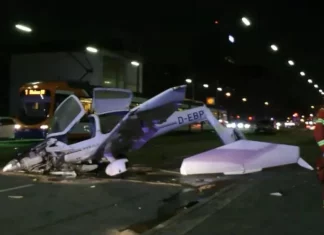 Γερμανία: Αναγκαστική προσγείωση μικρού αεροπλάνου – Πέρασε “ξυστά” από σταθμευμένα ΙΧ-(VIDEO)