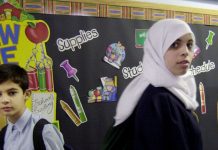 Αυστρία: Απαγόρευση της μαντίλας στα σχολεία για κορίτσια κάτω των 14 ετών – Πρόστιμο €800