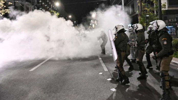 Φωτορεπόρτερ διαψεύδει τους ισχυρισμούς της ΕΛ.ΑΣ για τα επεισόδια της 6ης Δεκέμβρη: «Δεν είδαμε καμία μολότοφ, η ΕΛ.ΑΣ. ξεκίνησε τις συμπλοκές»