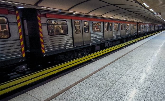 Μετρό: Βλάβη στη γραμμή 3 – Ακινητοποιήθηκε συρμός – Καθυστερήσεις και συνωστισμός