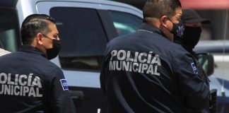 Βίντεο: Η στιγμή που άνδρας σκαρφαλώνει σε στύλο για να ξεφύγει από την αστυνομία και παθαίνει ηλεκτροπληξία!