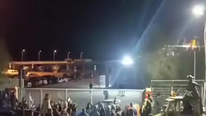 Μυτιλήνη: Αγρότες εμπόδισαν τους επιβάτες να μπουν στο πλοίο «Διαγόρας» – Αναχώρησε από το λιμάνι άδειο