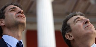 Η χώρα στον αέρα και αυτοί κάνουν βόλτες στο εξωτερικό…