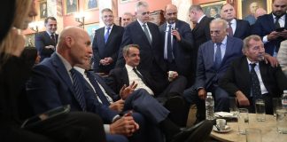 Απόψε τρώνε στου… Καραβίτη: Ο Μητσοτάκης τραπεζώνει τους βουλευτές για να κατευνάσει αντιδράσεις – Ποιοι θα πάνε