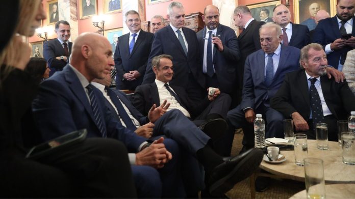 Απόψε τρώνε στου… Καραβίτη: Ο Μητσοτάκης τραπεζώνει τους βουλευτές για να κατευνάσει αντιδράσεις – Ποιοι θα πάνε