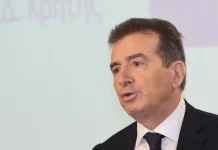 Ο Χρυσοχοΐδης συναντήθηκε με νέους Ρομά στην Αγία Βαρβάρα: «Είστε το παράδειγμα που μπορεί να αλλάξει την κοινωνία»