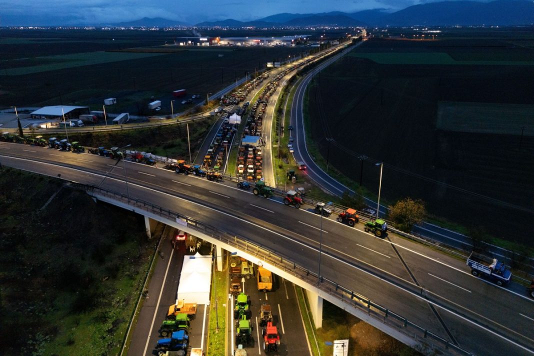 2025; Larisa; Larissa; farmers; protest; roadblock; tractor; Αγρότες; Εθνική Οδός; Λάρισα; Νίκαια; ΟΠΕΚΕΠΕ; ΠΑΘΕ; αγροτικό μπλόκο; διαμαρτυρία; μπλόκα; τρακτέρ; ; aerial; drone;