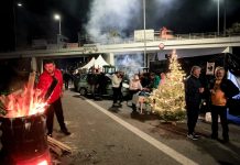 Αγρότες στα όρια, η χώρα σε κλοιό μπλόκων – «Πλαστικές σφαίρες στο Ηράκλειο»