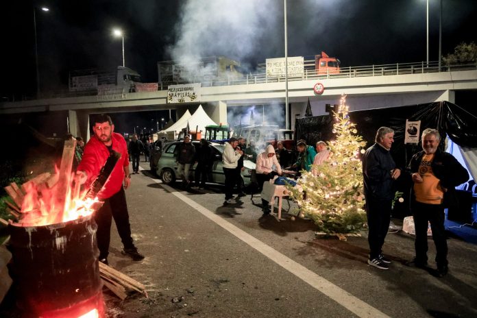 Αγρότες στα όρια, η χώρα σε κλοιό μπλόκων – «Πλαστικές σφαίρες στο Ηράκλειο»