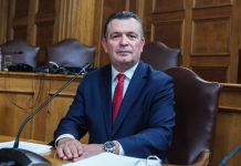 Λιακούλη στριμώχνει τον Μπουκώρο και αυτός τρελαίνεται: «Μην ουρλιάζεις ρε» – (VIDEO)