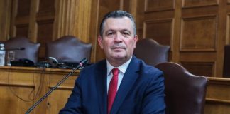 Λιακούλη στριμώχνει τον Μπουκώρο και αυτός τρελαίνεται: «Μην ουρλιάζεις ρε» – (VIDEO)