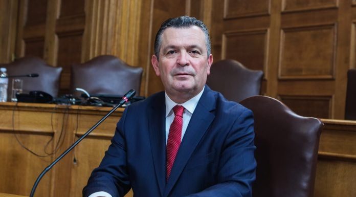 Λιακούλη στριμώχνει τον Μπουκώρο και αυτός τρελαίνεται: «Μην ουρλιάζεις ρε» – (VIDEO)