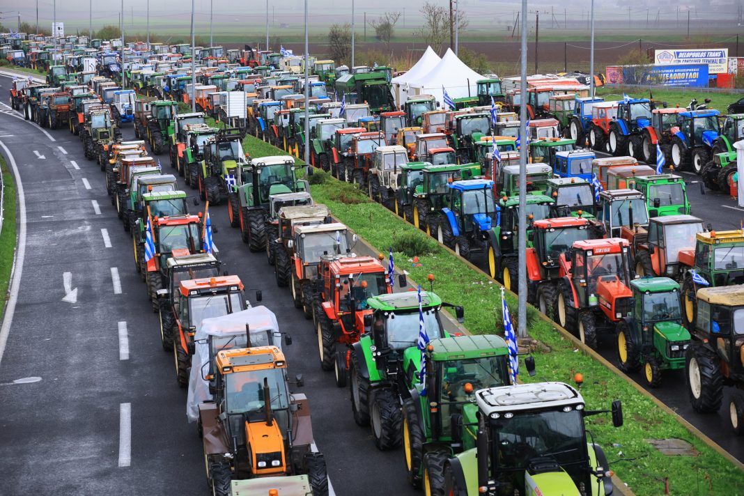 ÓÕÃÊÅÍÔÑÙÓÇ ÊÁÉ ÌÐËÏÊÏ ÔÙÍ ÁÃÑÏÔÙÍ ÓÔÏÍ ÊÏÌÂÏ ÔÇÓ ÍÉÊÁÉÁÓ ÓÔÇ ËÁÑÉÓÁ