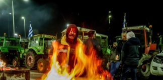 Αγρότες: Βήμα – βήμα οι επόμενες κινήσεις – «Πάγωσε» ο διάλογος, «ζεστάθηκαν» τα μπλόκα