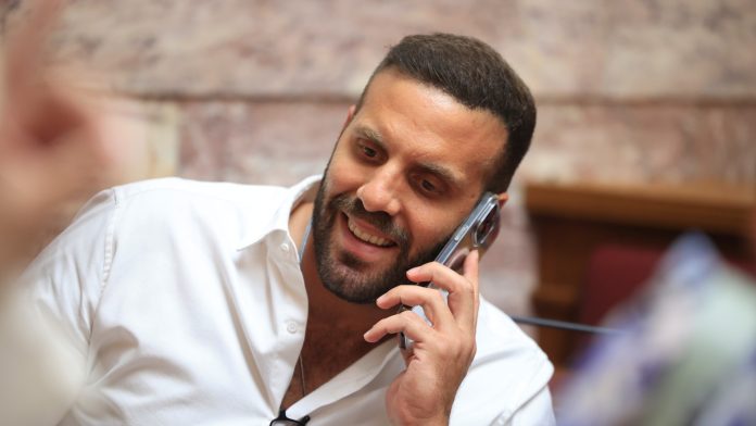 Σοκ με τον ξυλοδαρμό δημοσιογράφου από τον ευρωβουλευτή Νίκο Παππά – Αναζητείται από τη γαλλική αστυνομία, παραδέχθηκε την επίθεση