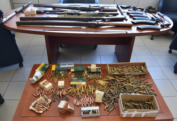 Μίνι οπλοστάσιο βρέθηκε σε σπίτι 54χρονου στο Ηράκλειο – Τι κατασχέθηκε