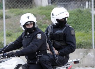 Έδειραν και μαχαίρωσαν 19χρονο στην Γλυφάδα για να του κλέψουν το κινητό, πώς τον κατέβασαν από το σπίτι του