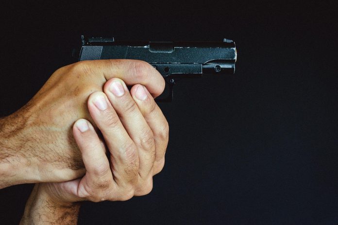 Άσκοποι πυροβολισμοί στη Ναύπακτο – Τον «τσάκωσαν» με πιστόλι κρότου, γεμιστήρες και 90 φυσίγγια