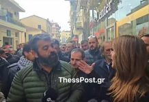 Η Παπακώστα τα… άκουσε στα Τρίκαλα από τους αγρότες για το «τραμπούκους» του πρωθυπουργού -Πέταξαν σανό στα γραφεία της