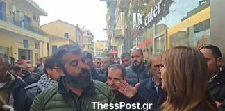 Η Παπακώστα τα… άκουσε στα Τρίκαλα από τους αγρότες για το «τραμπούκους» του πρωθυπουργού -Πέταξαν σανό στα γραφεία της