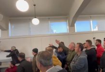 Έκρηξη οργής στην Τρίπολη – Αγρότης πέταξε καρέκλα στο Περιφερειακό Συμβούλιο