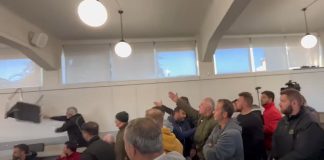 Έκρηξη οργής στην Τρίπολη – Αγρότης πέταξε καρέκλα στο Περιφερειακό Συμβούλιο