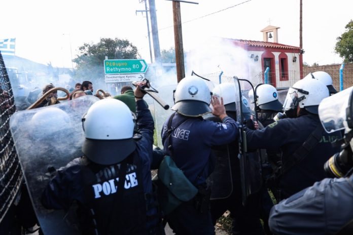 Αγρότες: Προχωρούν με μπλόκα σε αεροδρόμια, λιμάνια, κεντρικές αρτηρίες – Με καταστολή απαντά η κυβέρνηση