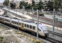 Καθυστερήσεις στον Προαστιακό λόγω φωτιάς κοντά στη σιδηροδρομική γραμμή στον Ασπρόπυργο