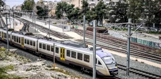 Καθυστερήσεις στον Προαστιακό λόγω φωτιάς κοντά στη σιδηροδρομική γραμμή στον Ασπρόπυργο