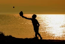 Απίστευτη καταδίκη στην Καβάλα: Φυλάκιση με αναστολή επειδή… έπαιζαν ρακέτες στην παραλία