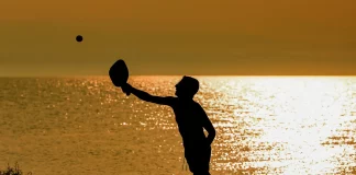 Απίστευτη καταδίκη στην Καβάλα: Φυλάκιση με αναστολή επειδή… έπαιζαν ρακέτες στην παραλία