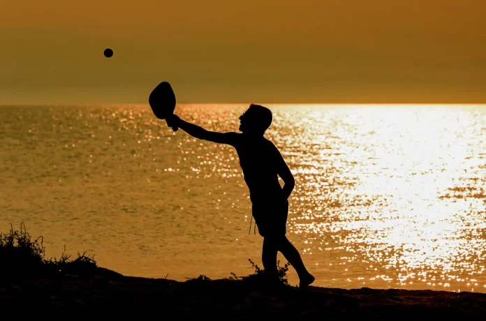 Απίστευτη καταδίκη στην Καβάλα: Φυλάκιση με αναστολή επειδή… έπαιζαν ρακέτες στην παραλία