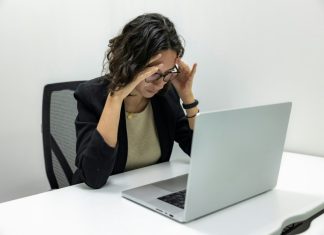Gen Z και εργασία: Ο 1 στους 3 σκέφτεται να παραιτηθεί για λόγους υγείας και ευημερίας