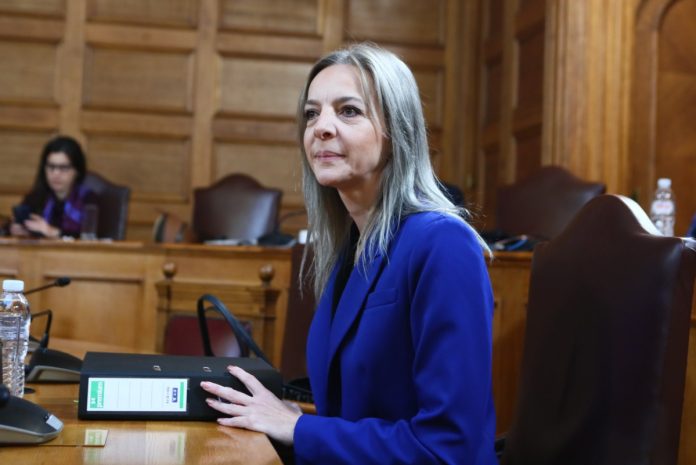 Κοίτα ποια και για ποιον τολμά να μιλήσει – Η κυρία Ferrari και η απεργία πείνας έξω από τη Βουλή