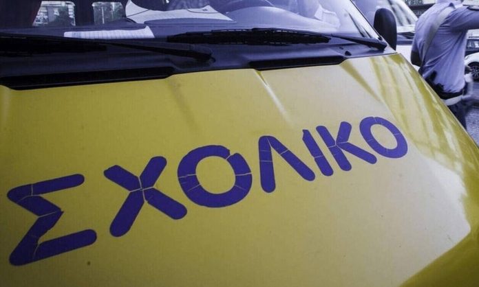 Αναστάτωση στο Κορωπί: Οδηγός μηχανής πέταξε εν κινήσει σφυρί σε σχολικό