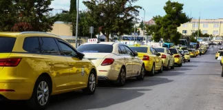 Έκτακτη μοτοπορεία των ταξί προς τη Βουλή μετά τα επεισόδια έξω από το υπουργείο Μεταφορών – (VIDEO)