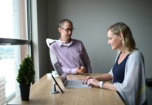 Απείθαρχοι; Αλαζόνες; Τεμπέληδες; Η Γενιά Z αντιμετωπίζει ένα γνώριμο κύμα κριτικής στον χώρο εργασίας