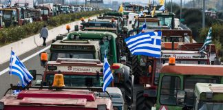 Aγρότες: Ενισχύονται τα μπλόκα – Φορτηγά και ταξί δίπλα στα τρακτέρ