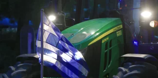 Κιλκίς: Αγρότες απέκλεισαν με τα τρακτέρ τους το τελωνείο των Ευζώνων