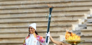 Παραδόθηκε η Φλόγα στην Ιταλία για τους Χειμερινούς Ολυμπιακούς Αγώνες – Λιτή τελετή λόγω της κακοκαιρίας
