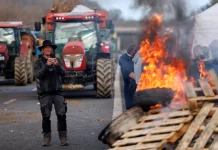 Μπλόκα από τους Γάλλους αγρότες κατά της συμφωνίας ΕΕ και Mercosur: Παρίσι και Ρώμη θέλουν να καθυστερήσει η ψήφιση