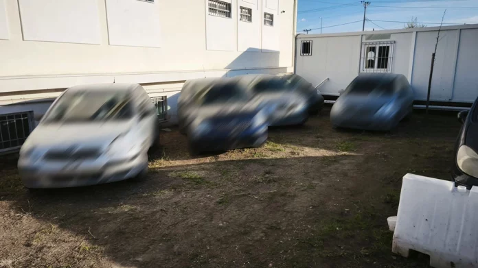 Κύκλωμα έκλεβε, παραποιούσε και μεταπωλούσε οχήματα στην Αττική: Τρεις συλλήψεις – (ΦΩΤΟ)