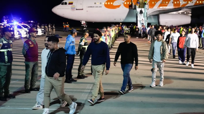 Νέες πτήσεις επαναπατρισμού από τις ΗΠΑ στη Βενεζουέλα: Η αμερικανική πίεση και η αντίδραση του Μαδούρο